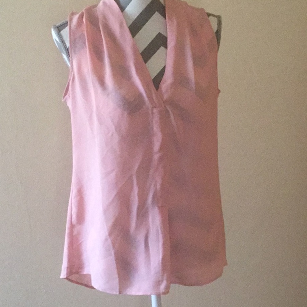 Rose 🌹 and Olivia.  Peach sleeveless light shirt